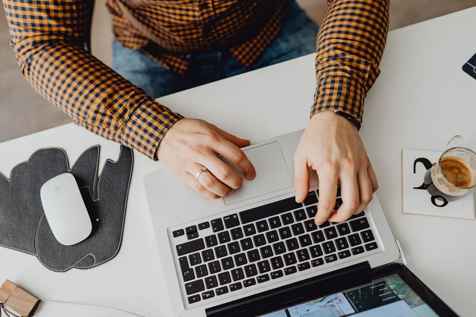 Gros plan sur un appareil photo ancien posé à côté d’un texte autour du marketing sur les réseaux sociaux sur un fond marron.